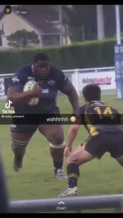 snapchat - Joueur de rugby au gabarit titanesque qui charge un adversaire bien plus frêle