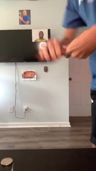 Homme qui vide son portefeuille et frappe la table avec une carte bancaire/bleu