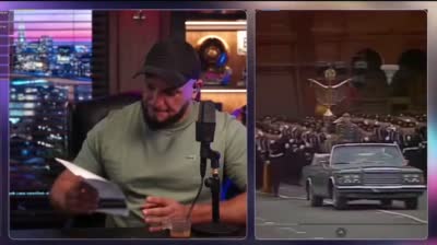 Bassem met une casquette à étoile rouge et fait le salut militaire devant un défilé