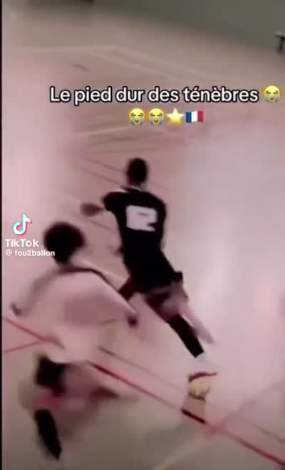 snapchat - Un joueur de futsal rate son contrôle avec un pied dur