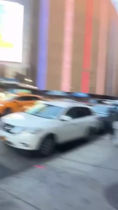 Un passant admire New York puis crie sur un homme endormi allongé au sol