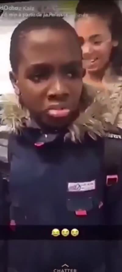 snapchat - Un adolescent se fait attraper avec du pain volé dans son sac