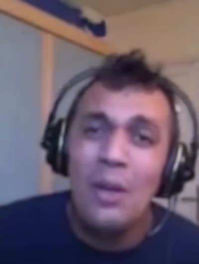 TheKairi78 imite la façon de pleurer des rebeus avant d'exploser de rire