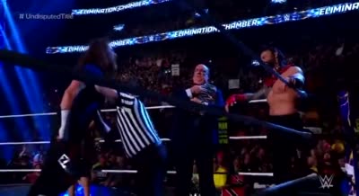 Roman Reigns sourit et fait un bisou à son adversaire