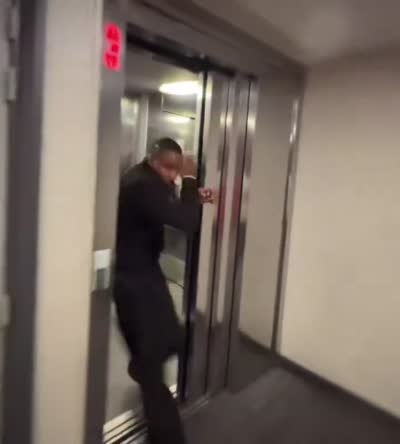 Un homme se tape la tête/crane contre la porte de l'ascenseur qui se referme sur lui
