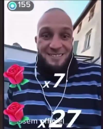 Bassem sourit en recevant des roses en live TikTok, tandis que les interlocuteurs s'embrouillent