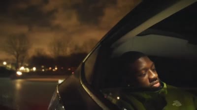 Mark Phillips pensif dans une voiture qui commence à sourire