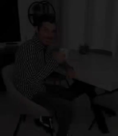 Walid Sax Hamza souriant avec une tasse assis à une table
