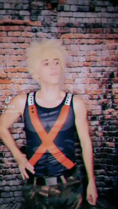 Cosplay de Bakugo qui fait une transition TikTok