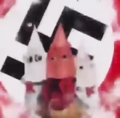 Chipmunks Marionnettes du KKK devant un drapeau nazi