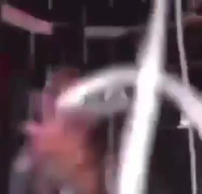 Homme qui panique en jouissant énormément partout