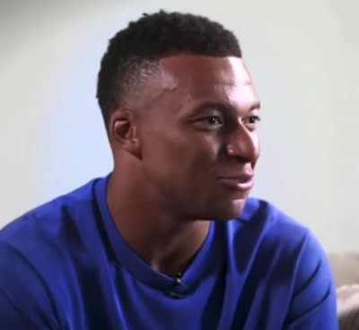 Kylian Mbappé répondant « Moi ? » en criant en interview