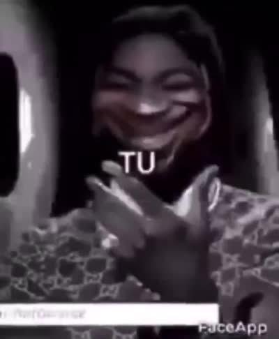 Gazo avec un filtre de sourire FaceApp expliquant la drill