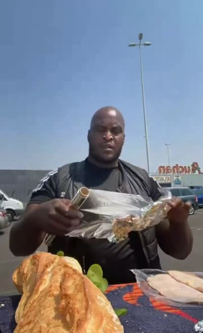 snapchat - Lafleche prépare un sandwich géant sur un parking et valide la musique d'un jeune