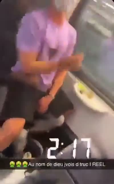 snapchat Deux hommes gay assis l'un sur l'autre dans le train Ça baise, Tu veut que je te suce ?