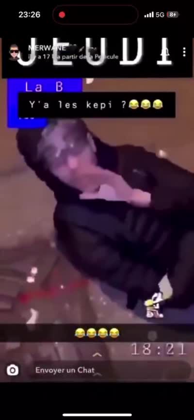 snapchat - Jeune homme assis par terre parlant d'un rouge, un gris, une pièce de 2