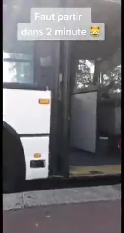 snapchat - Faut partir dans 2 minutes - Une passagère s'énerve contre le chauffeur de bus pour qu'il parte