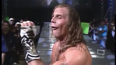 Shawn Michaels fait un geste de pipe/suçage de bite avec sa bouche et son poing