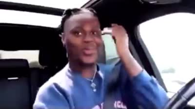 Personne en voiture qui remet sa mèche et pousse un cri aigu