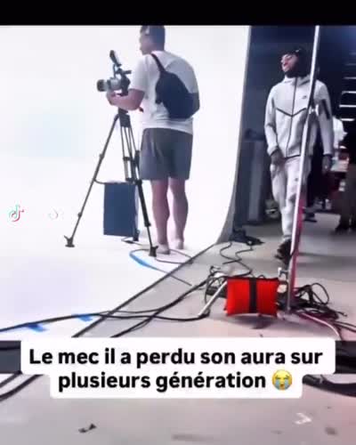 TikTok - Un homme perd son pantalon lors d'un speed dating, Le mec il a perdu son aura sur plusieurs génération