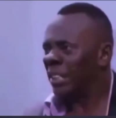 Homme en costume demandant à son entrejambe de se calmer