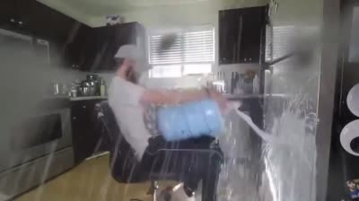 Houston Jones fait exploser un bidon de liquide et tombe de sa chaise