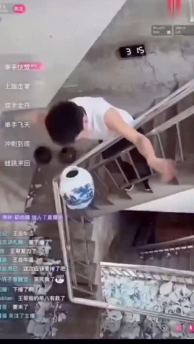 Live TikTok - Homme rattrapant un vase en équilibre dans un escalier en rythme
