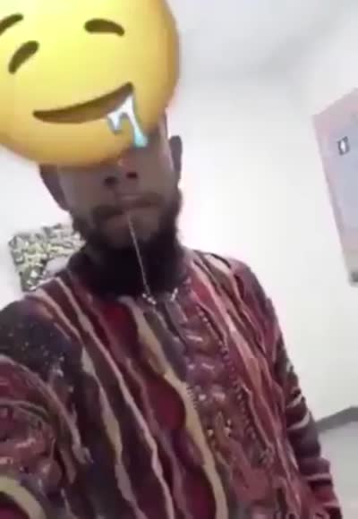 snapchat - Homme noir qui bave avec un émoji et ravale sa salive