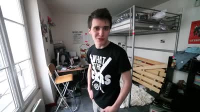 Hugo tout seul dit qu'il est fier d'être blanc