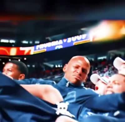 Ray Allen projeté en arrière sous le choc par ce qu'il vient de voir