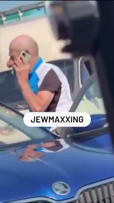 Jewmaxxing Homme juif au grand nez à côté de sa voiture