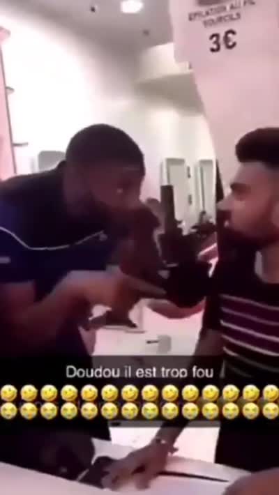 snapchat - Doudou insulte le coiffeur avant de s'asseoir pour une coupe