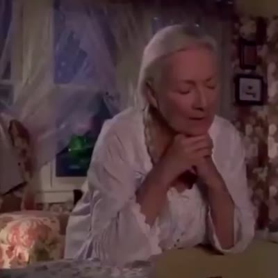 Tante May interrompue en pleine prière par l'attaque du Bouffon Vert