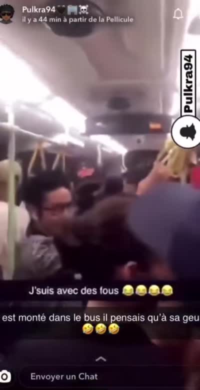 snapchat - Eh c'est qui là qui pue là ? C'est lui là, c'est lui là ? C'est qui là qui pue là ? Eh dénonce-toi égoïste ! Il est monté dans le bus il pensait qu'à sa gueule !