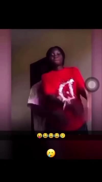Un homme danse collé-serré derrière une femme