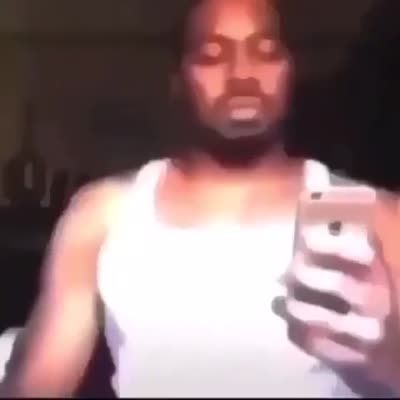 Un homme interrompu au téléphone en pleine branlette/masturbation