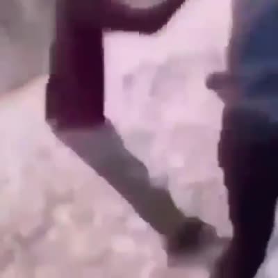 Un jeune homme se mange une mandale du seigneur et chute au sol
