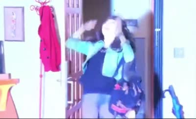 Carly Shay entre chez elle et crie de panique en se prenant une flashbang