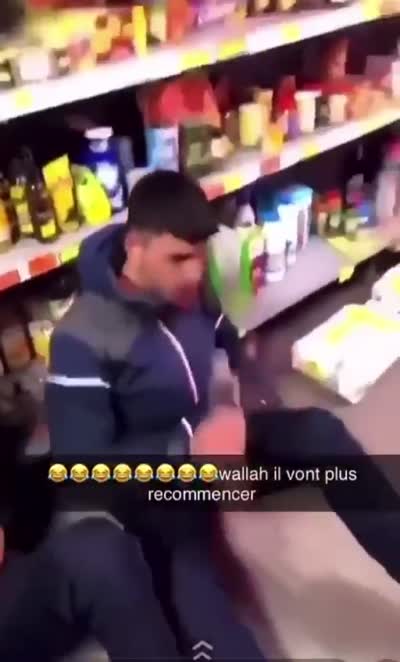 snapchat - Un commerçant force deux voleurs à boire une bouteille