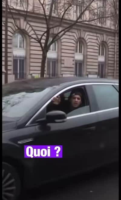 Qu'ils se mettent sur le trottoir, les fashions ! Non ? On bosse, nous ! Casse-toi de là !