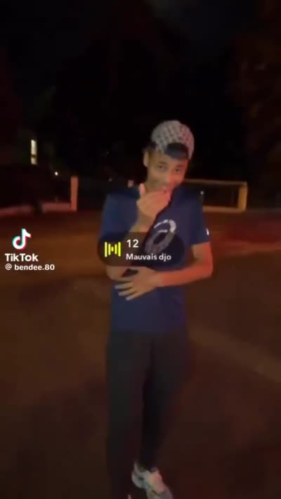TikTok/snapchat - Un jeune homme danse énergiquement sur de la musique dans la rue et un gymnase