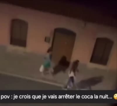 snapchat - Deux filles effrayées par quelqu'un qui rotte dans la rue la nuit