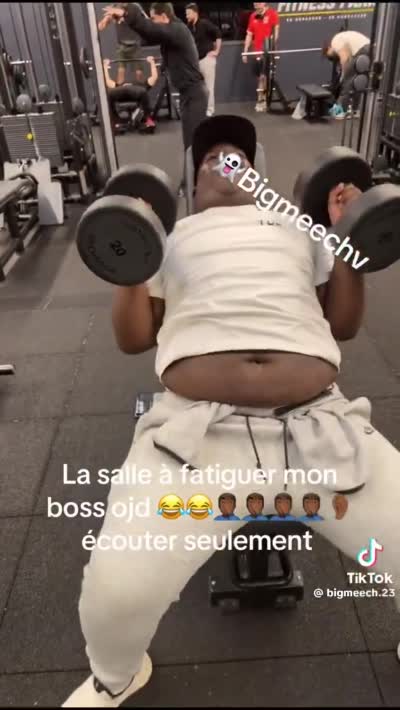 snapchat - Homme épuisé soulevant des haltères à la salle de sport