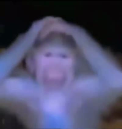 Singe qui se tient la tête sous le choc