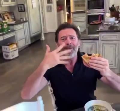Hugh Jackman qui savoure son burger