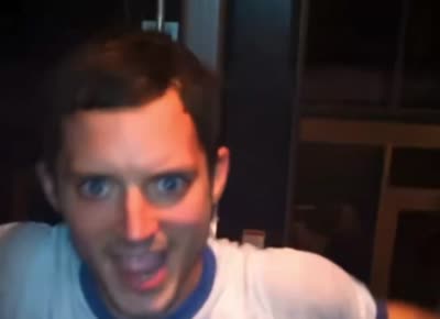 Elijah Wood qui sautille avec des yeux écarquillés