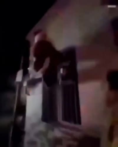 Père Noël qui baise une maison