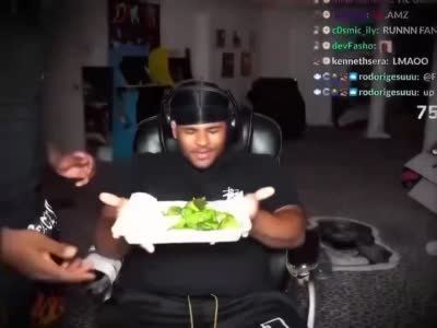 Fanum reçoit du brocoli et le jette en arrière puis explose