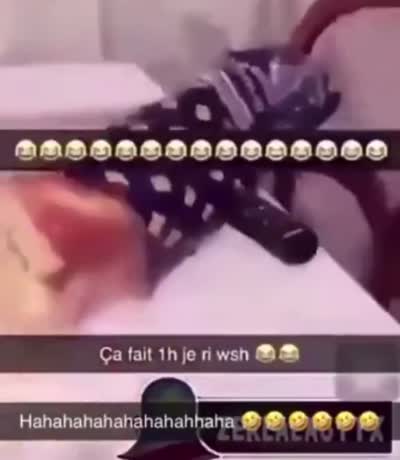 snapchat - Par Allah je suis en train de manger de la brioche comment c'est bon sa mère la pute.