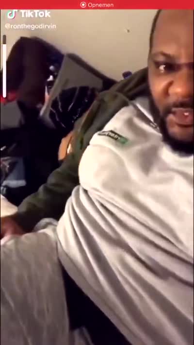 TikTok - Homme noir filme son pet bruyant devant une femme